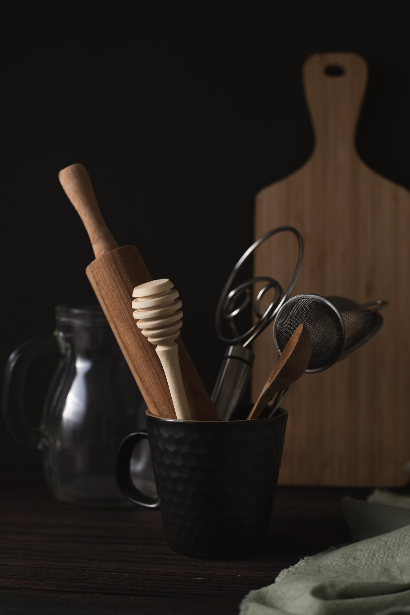 Attrezzatura da cucina elegante e utensili in legno