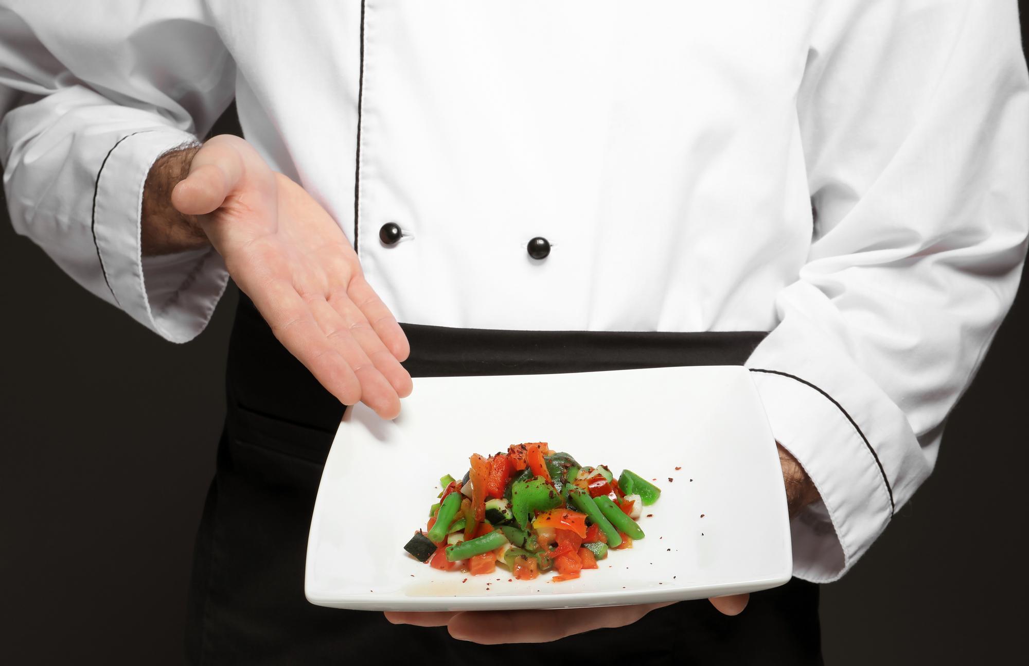Chef professionista che impiatta